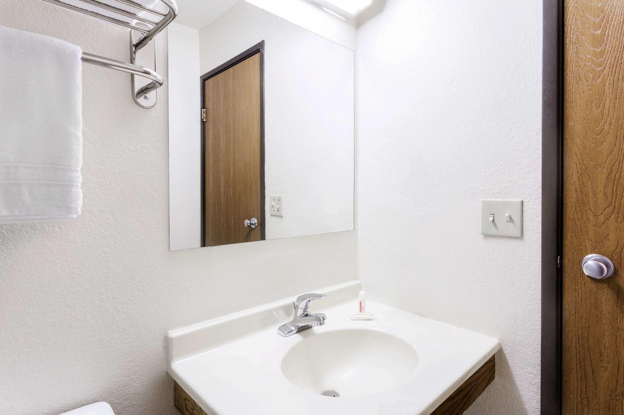 Hotel Super 8 By Wyndham Dumfries/Quantico Extérieur photo