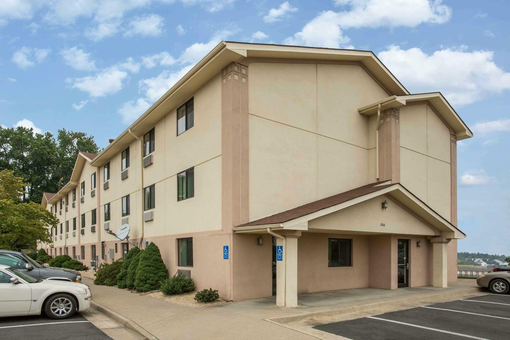 Hotel Super 8 By Wyndham Dumfries/Quantico Extérieur photo